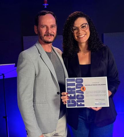 Michelle Rocha Calazans com o certificado, ao lado de Fabrício Lázaro