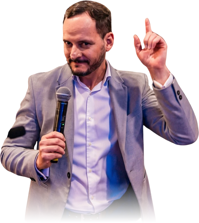 Fabrício Lázaro, criador do Fala Musicalizada, falando ao microfone
