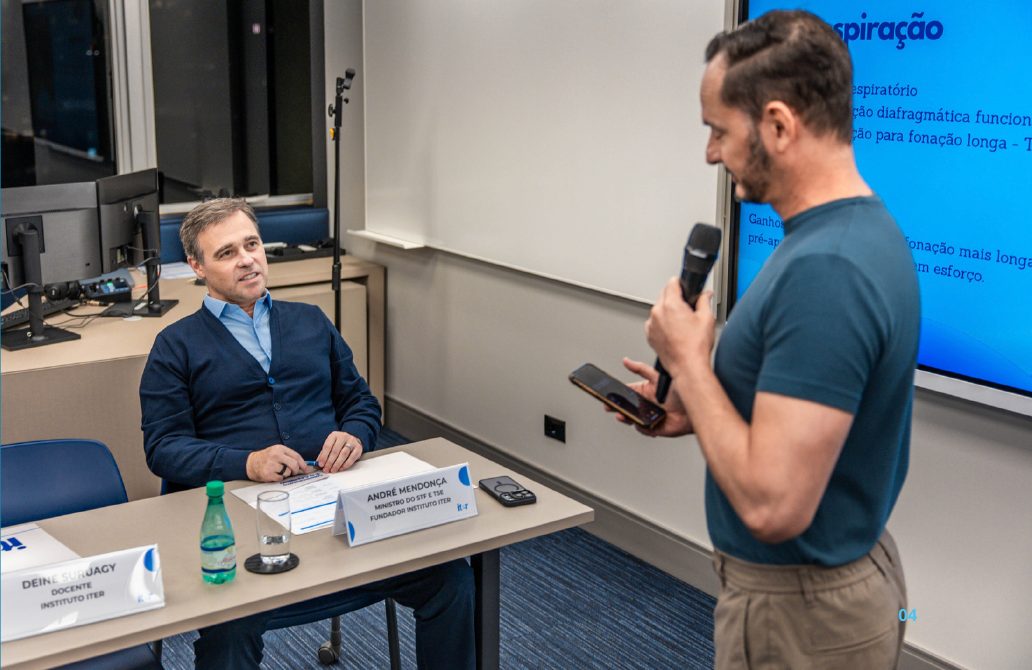 Fabrício Lázaro conduzindo exercício de respiração em sala de aula do Instituto ITER
