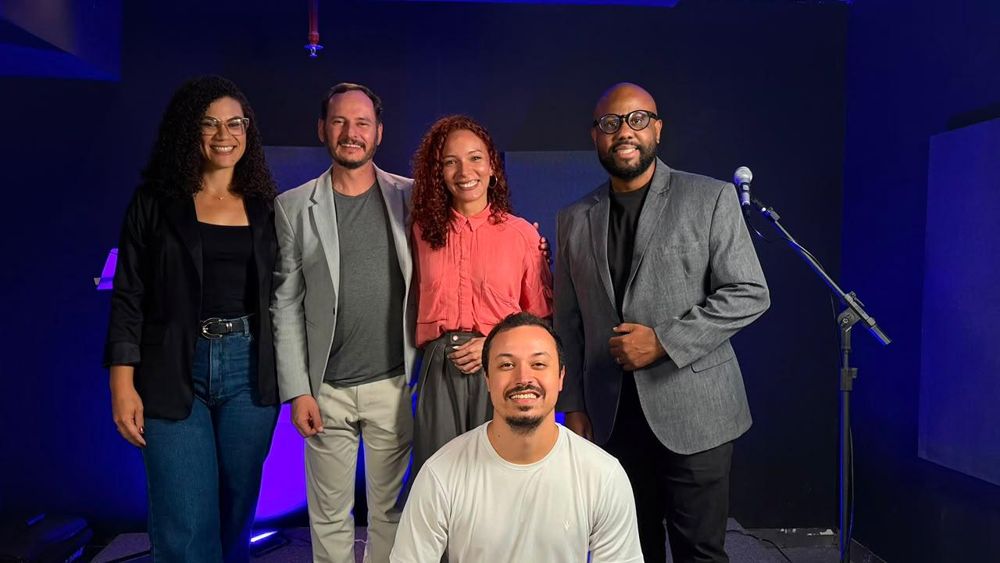Primeira turma do Fala Musicalizada no estúdio, com Fabrício Lázaro