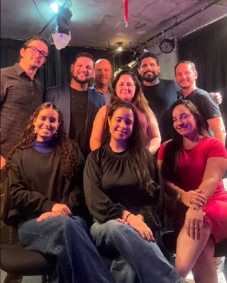 Turma reunida em estúdio após o treinamento