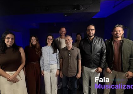 Turma do Fala Musicalizada em estúdio com iluminação azul