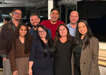 Alunos sorrindo ao final de um encontro